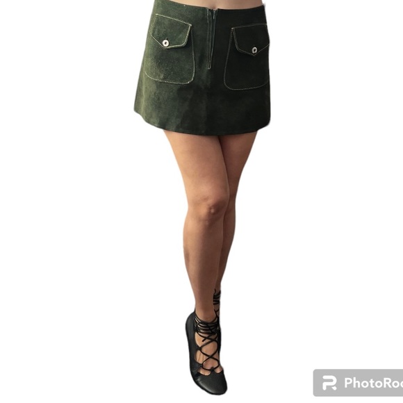 Vintage olive green suede mini skirt perfect for fall - Picture 3 of 6